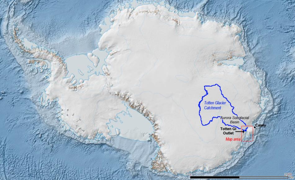 Das Einzugsgebiet des Totten Gletschers ist blau umrandet. Es ist ein Becken voll Eis und Schnee dessen Auslass der Gletscher ist. Es enthält vermutlich genug Eis, um den Meeresspiegel weltweit um 2 bzw. 4 Meter ansteigen zu lassen. Bild: Jamin Greenbaum / Australian Antarctic Division.